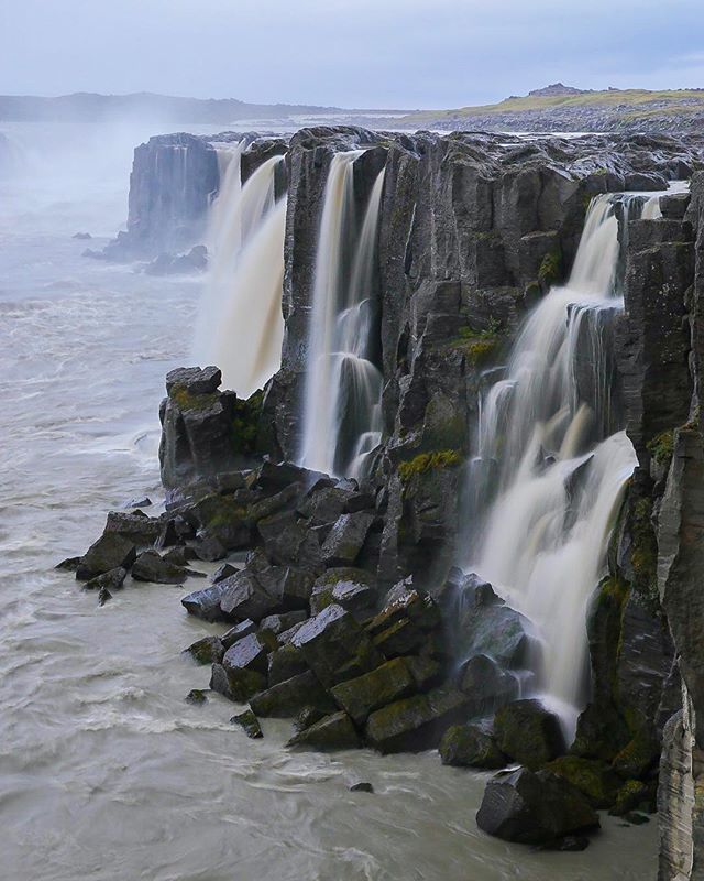 darllonr's tweet photo. Amazing drop of water! I did get very much wet while taking that picture standing right on the edge! So slippery... 💦💧💦 #EarthCapture #BBCEarth #EarthOnLocation #global_hotshotz #theimaged #igpodium #jaw_dropping_shots #yourshotphotographer #createandcapture #ig_bliss #exklu… https://t.co/EBEK00WElS