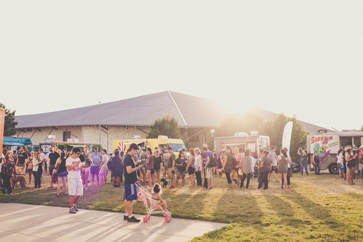 TONIGHT hop on over for the last <a href="/TrailerFoodTues/">Trailer Food Tuesday</a> of the season + some hot tunes from @bidibidibanda &amp; @TheSuperfonicos 🚐 5p-9p! 
Truck lineup 👉 bit.ly/TFTues2018