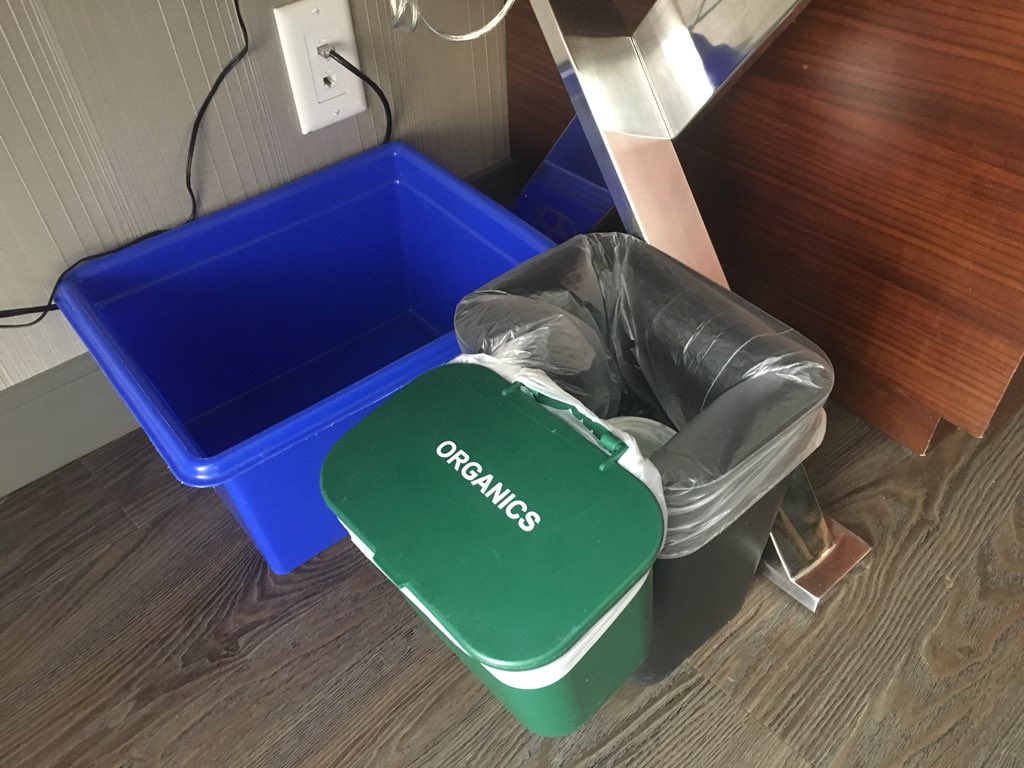 Karvansera's tweet photo. @centNijs Voor het eerst ook sorteerbakken in de hotelkamer#toerismetransformeert#hotelbluVancouver https://t.co/EXdDTXOyfR