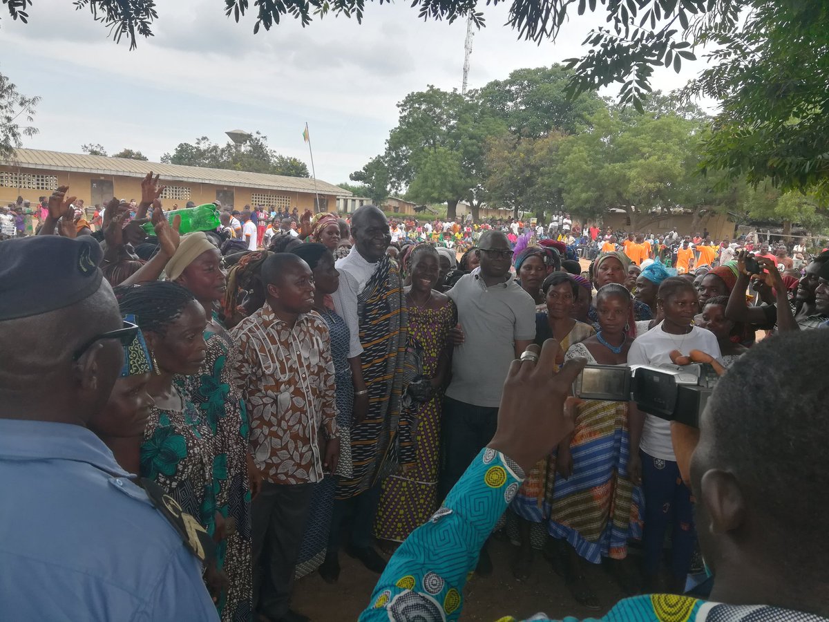 MIANSEH's tweet photo. #civ2018 le Député de la sous préfecture de Bediala Honoré par les femmes https://t.co/hQgR8tnL4p