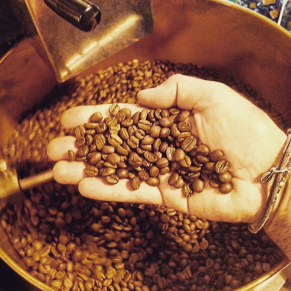 CaffeCaroli's tweet photo. #caffecaroli #martinafranca #caffè #coffee #coffeelovers #specialtycoffee #greencoffee #coffeeeroasters #artisanroastery #artisanal #filtercoffee #espresso #latteart #centopercentoarabica #coffeeshop #foodporn #coffeeporn #instagood #instaphoto #Instagram #instalove https://t.co/gy18tvnKDD