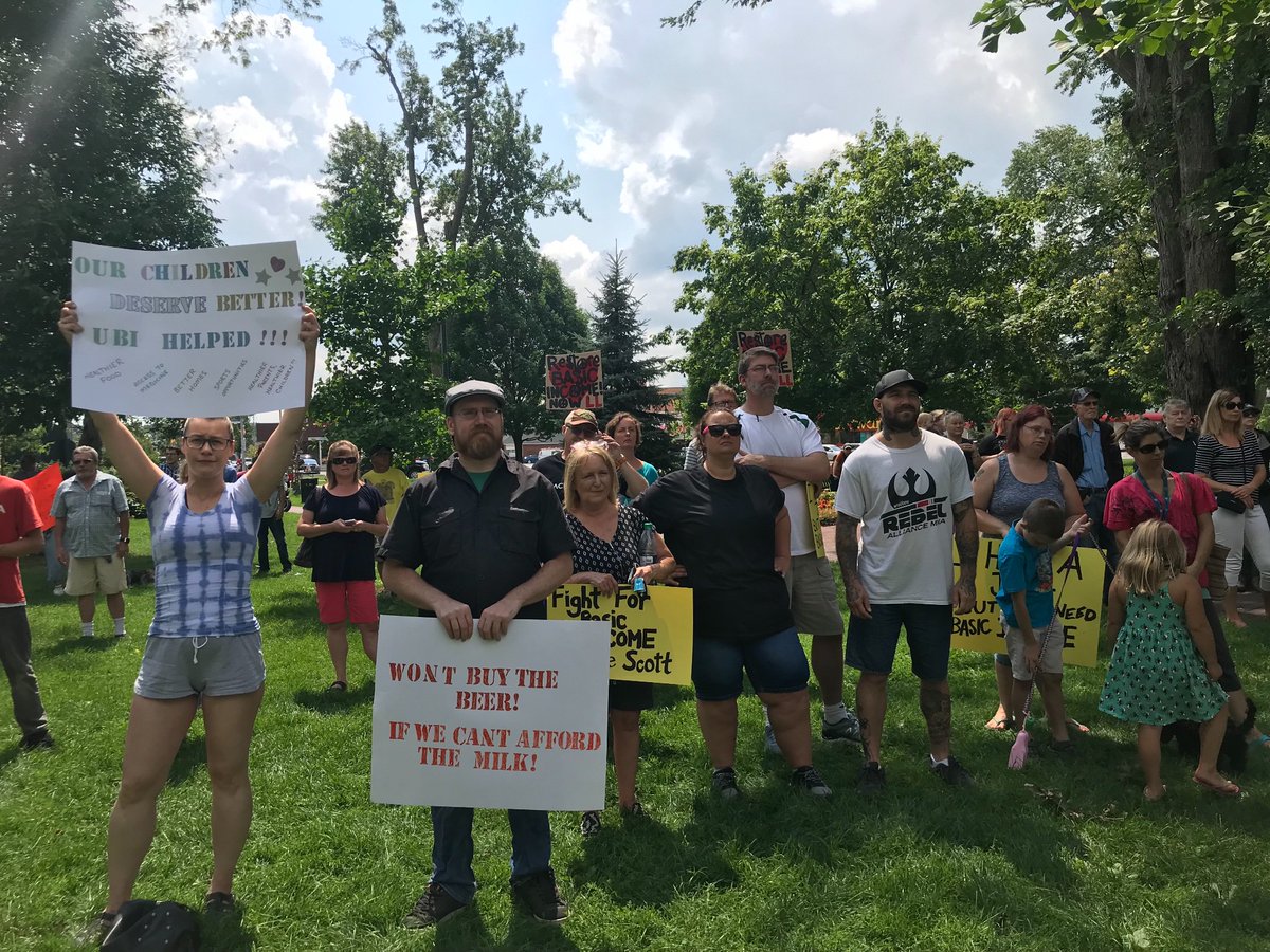 Kawartha411's tweet photo. Hundreds at the protest of the cancellation of Basic Income Pilot Project in Lindsay! #kawartha411 https://t.co/r3FvnyW0Zc