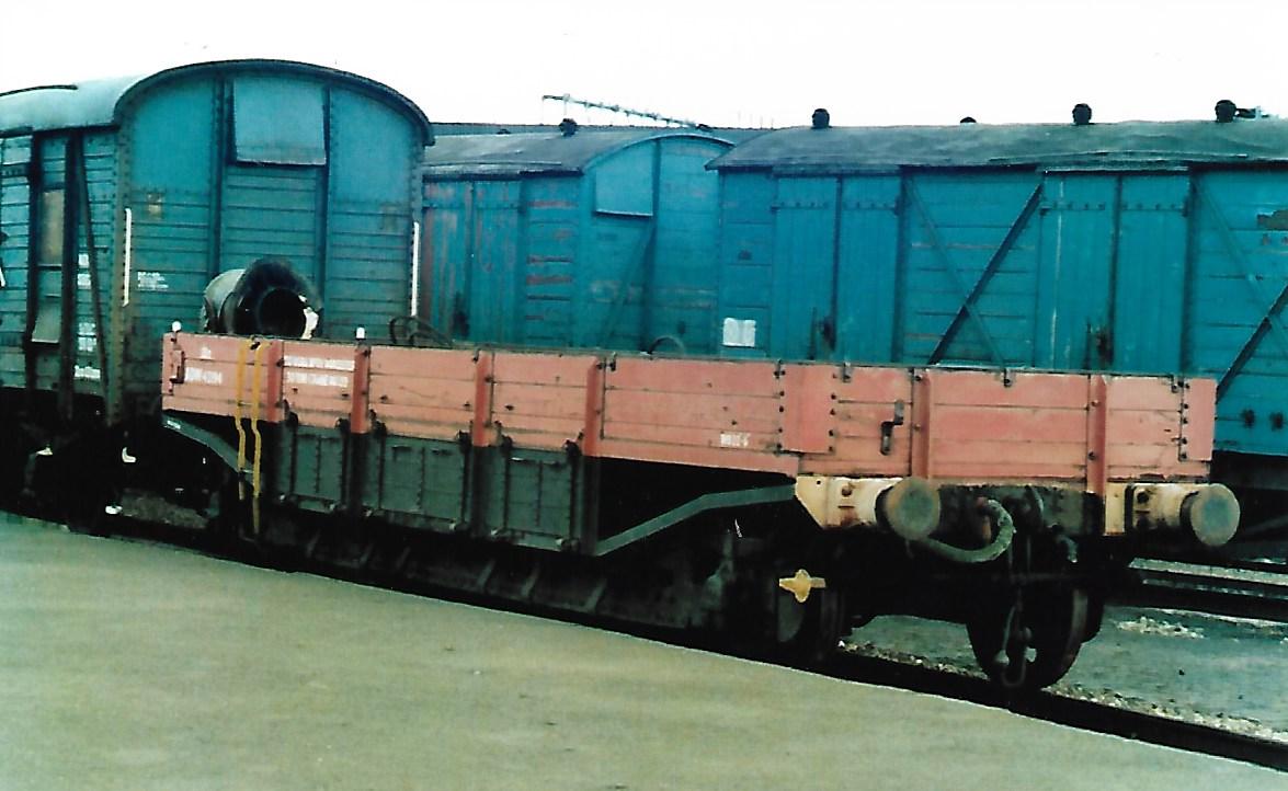 #WagonPics No.155 : GWR Great Western Railway 15 Ton Hydra D Well Wagon ADW42194 built at Swindon Works in 1917. Converted to a Breakdown Crane Match & Equipment Wagon. Surrounded by BR Blue Fruit Ds and SR Vans at Tyseley 26/4/86 #GWR #Tyseley #trainspotting #wagons #Swindon