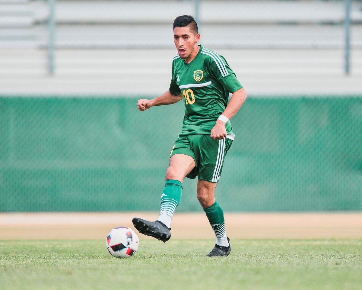 Durham76's tweet photo. Golden Bears🐻 soccer begins training camp.
⚽️ 3 pre-season 
⚽️ 14 Canada West season games before CW &amp; U Sports play-offs
⚽️ Fitness testing
⚽️ Strength &amp; conditioning
⚽️ Sports psychology 
⚽️ Year Round Program with 12 competitive games during winter months https://t.co/B0HJio5rEo