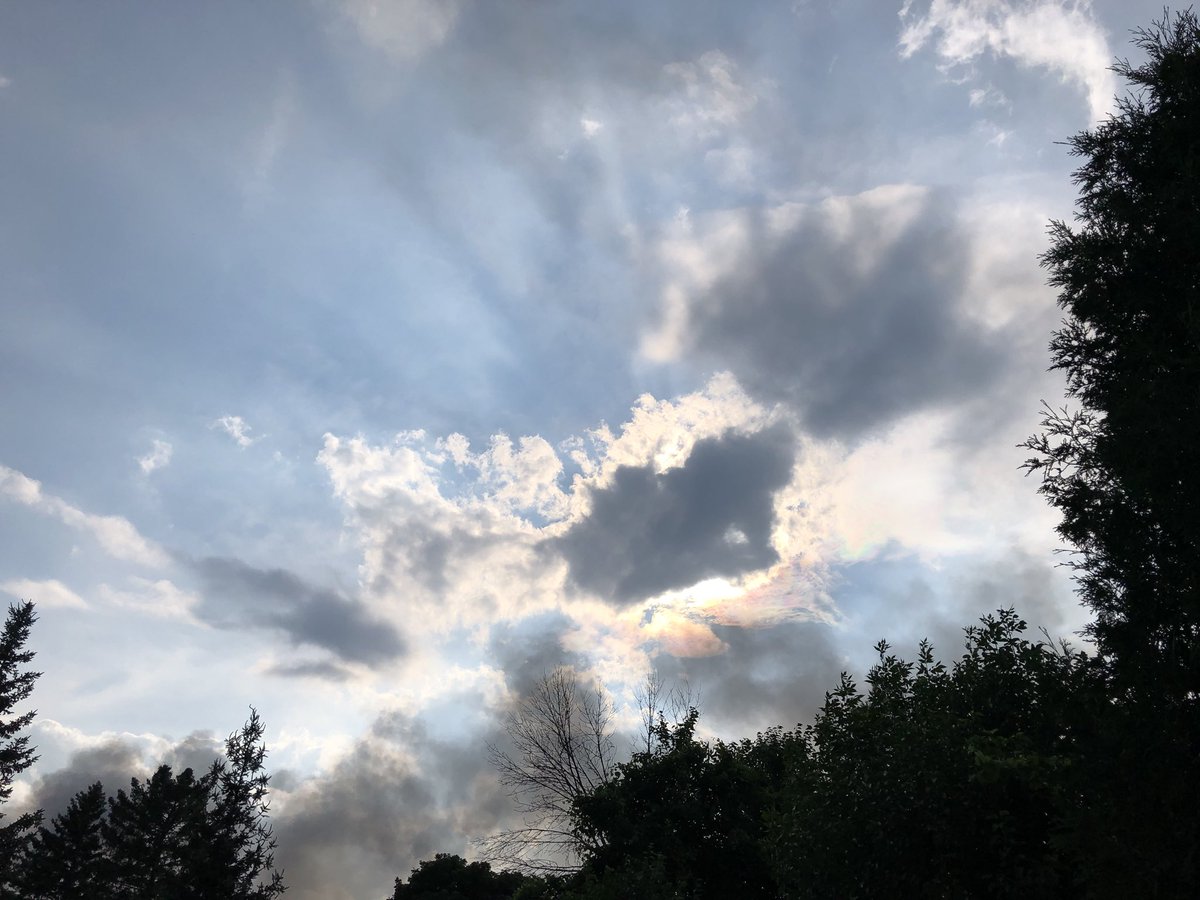 AlexSenson's tweet photo. The fire in Etobicoke has spawned a fire breathing dragon in the sky! Crazy cloud and sun effects!!! @cp24 @680NEWS @CTVToronto @CBCNews #fire #clouds #etobicoke #sky #dragon #toronto https://t.co/XixFGgnywN