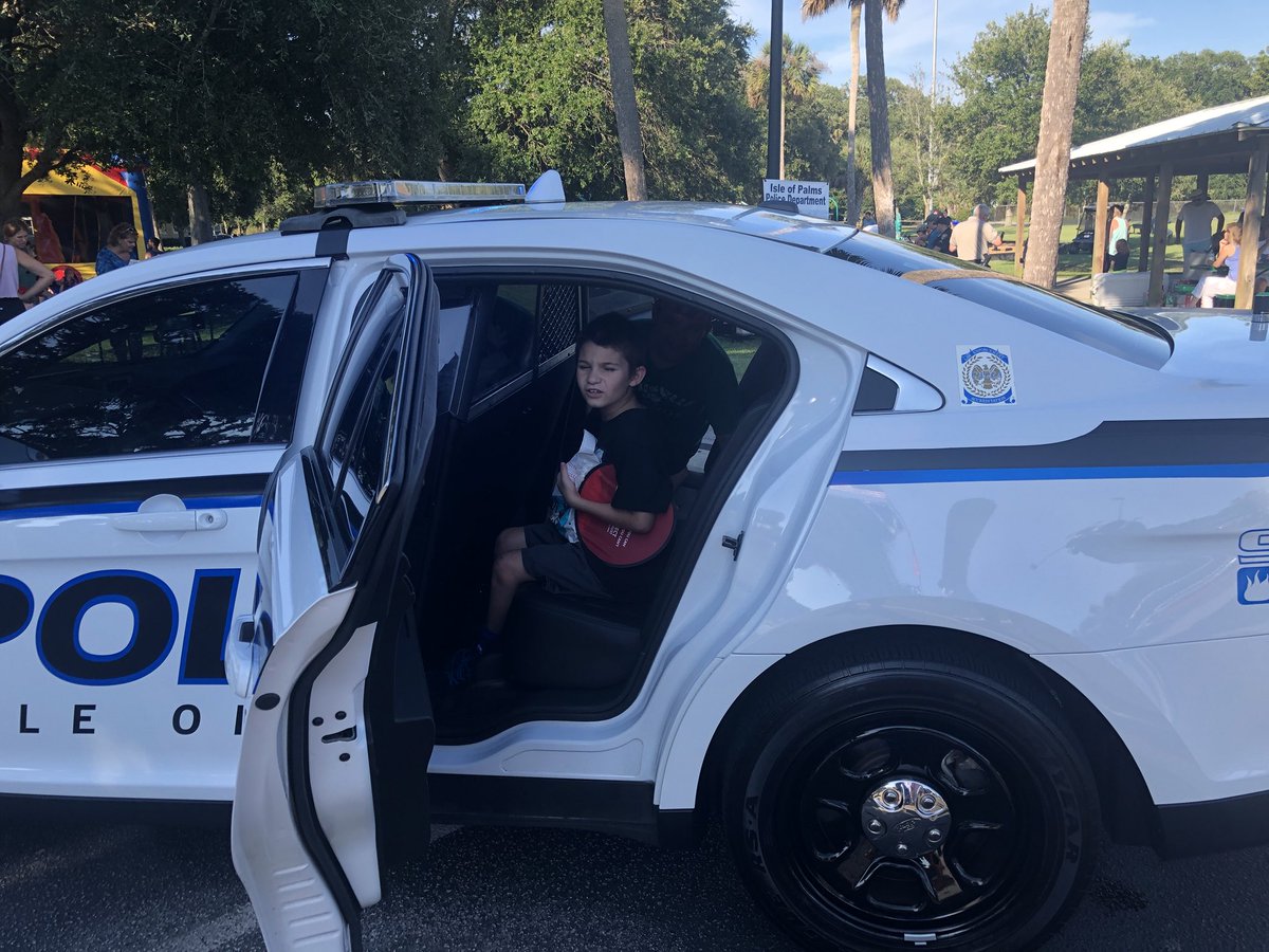 preston4progres's tweet photo. #NationalNightOut with #IOP’s Finest & Bravest! #sc112 #isleofpalms #community Thank you @IsleofPalmsPD @MountPleasantPD for your service. https://t.co/h6sdJcfbbv