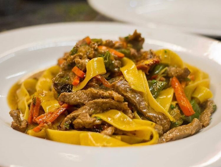 ¿Combinación perfecta? Nuestras #pastas artesanales con vegetales y carne ¡Visítanos y vive una experiencia gastronómica única! #LasMercedes #FocacciaRistorante #7Ago