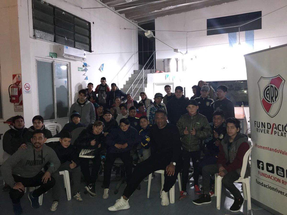 FundacionRiver's tweet photo. Con el gran testimonio de Wilson Severino, los chicos de @pequenospasos que participan en  #TomandoValor, aprendieron la importancia de la perseverancia durante su taller mensual de valores. 
¡Demostremos que ahora sabemos dejar todo en la cancha!

#FomentandoValores https://t.co/KurZUpMx2i