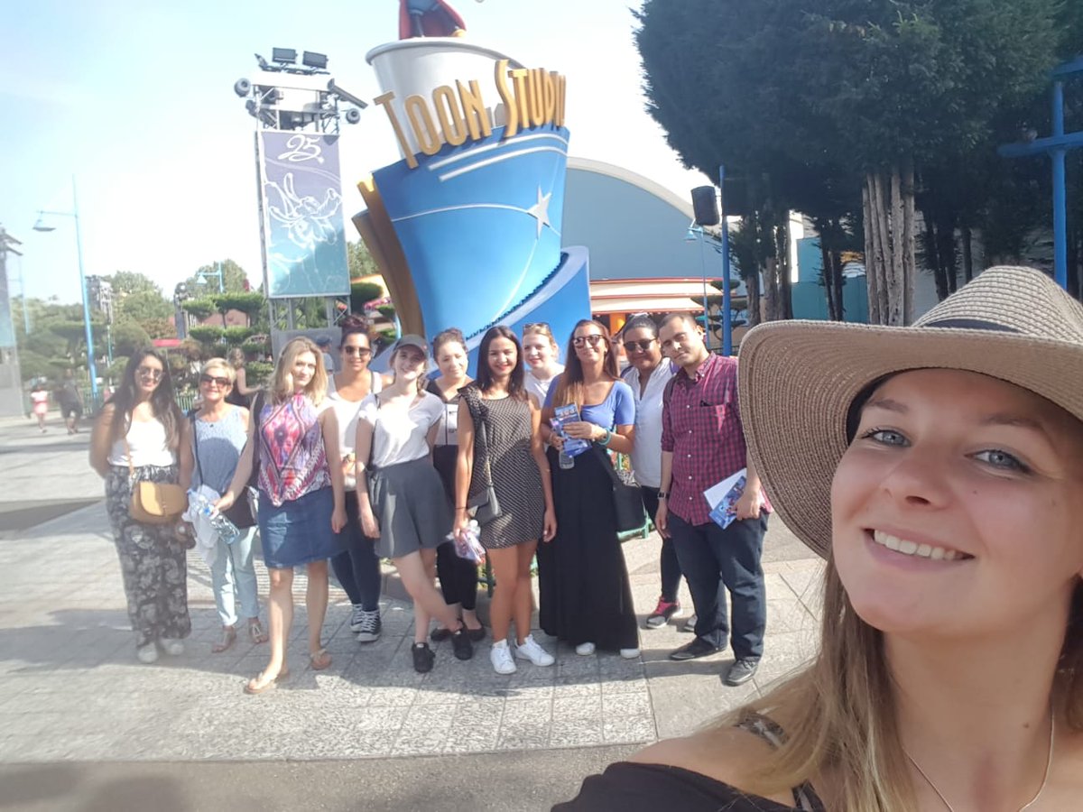 EvaCusso's tweet photo. Tous les participants des formations initiales de la #centraldappels @DisneylandParis s'imprègnent des parcs et des hotels. #bonnehumeur #chaleur #convivialite #FORMATION https://t.co/tnpf5INgL1