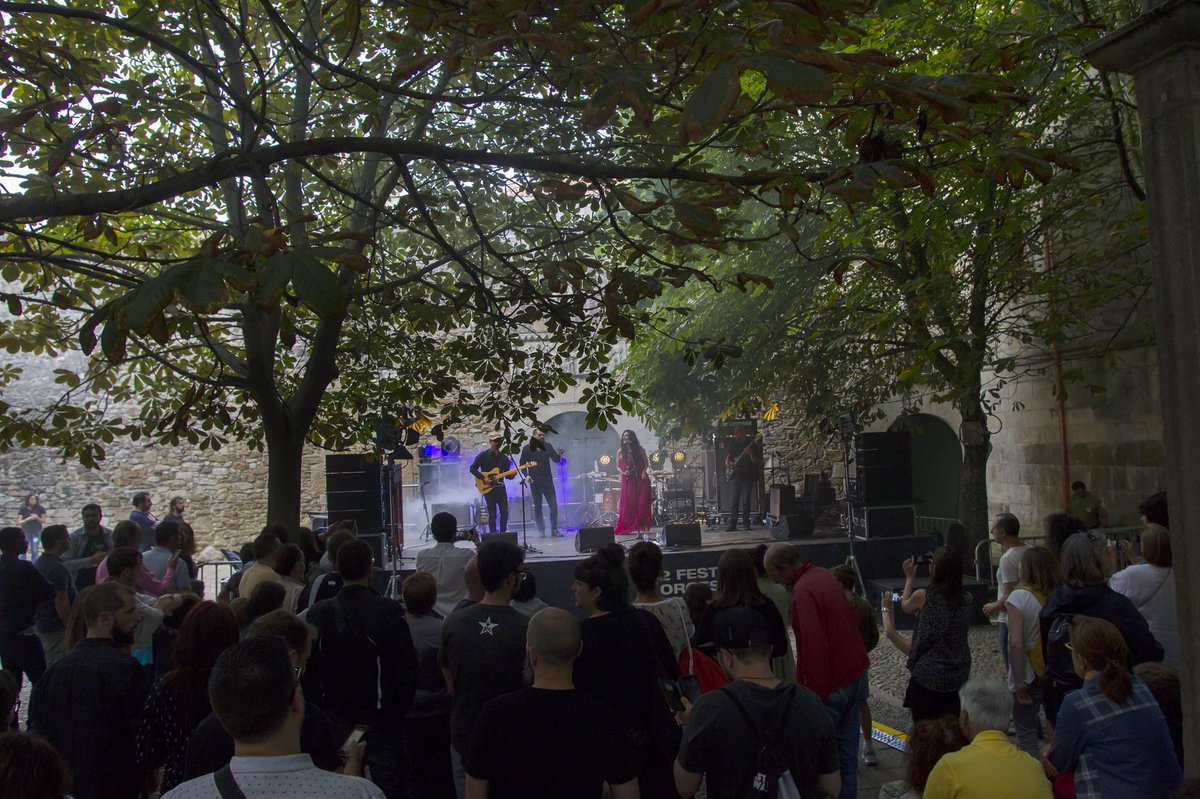 FestNoroesteEG's tweet photo. O público das Bárbaras faille os coros ao blues eléctrico dos coruñeses @LisBig #Noroeste2018 @estrellagalicia #SOMOSNOROESTE https://t.co/hjpNorWIjr
