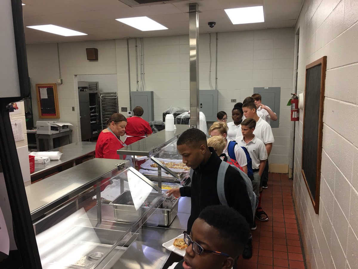 MrsDonnaHughes's tweet photo. The cafeteria staff @SaralandMiddle @SaralandSchools work hard to ensure students are provided healthy meals to help them power through their afternoon classes. https://t.co/H8AGlgE7vC