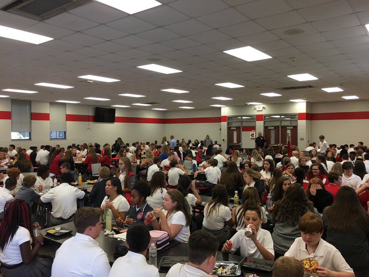 MrsDonnaHughes's tweet photo. The cafeteria staff @SaralandMiddle @SaralandSchools work hard to ensure students are provided healthy meals to help them power through their afternoon classes. https://t.co/H8AGlgE7vC