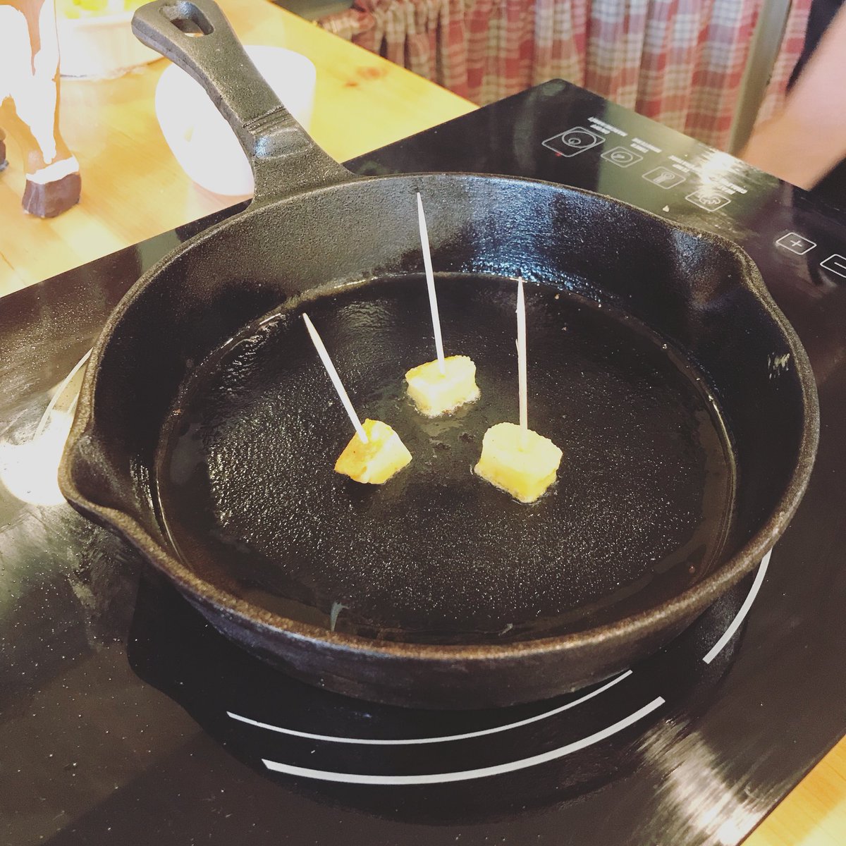 debrafranke7's tweet photo. Do you love cheese? I am a cheese lover, and enjoyed cheese-tasting at @UpperCanadaChse where we had delicious hot melted cheese. #cheeseday #cheese #cheeselove #cheesegoodness #cheeseoftwitter #inlove https://t.co/aHJ1CMpEDB
