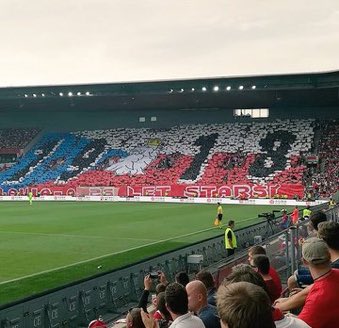 Dinamo Kiev maçında Slavia Prag tribününün koreografisi. #UCL