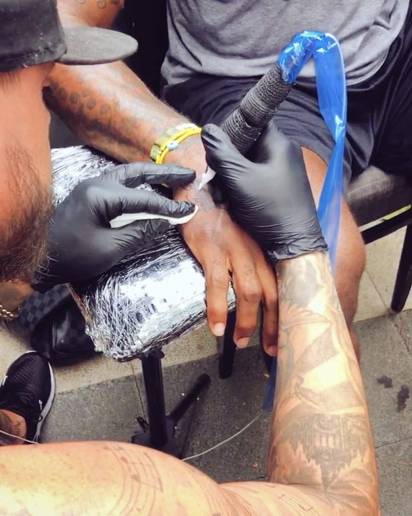 stilez's tweet photo. The homie @ScootScootMason TATTING the 🐐
👑 @KingJames in #Toronto on his shooting hand!! 👌⛹️♂️🏀 (both hands actually).
#ScootInk https://t.co/g9OPAMbSgA