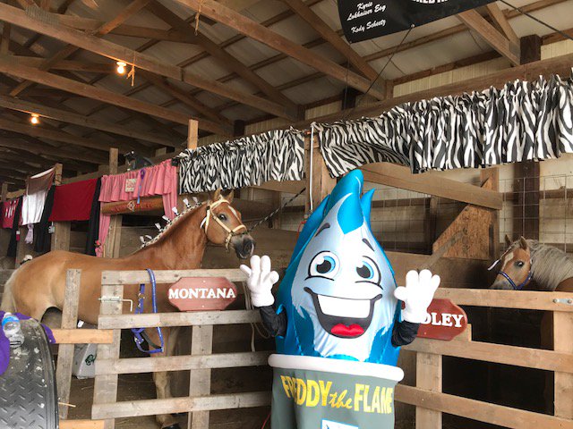 peoplesnatgas's tweet photo. Just horsing around with Freddy the Flame at the #ButlerFarmShow! Stop on by this week and say...hay! https://t.co/435h6psrWL
