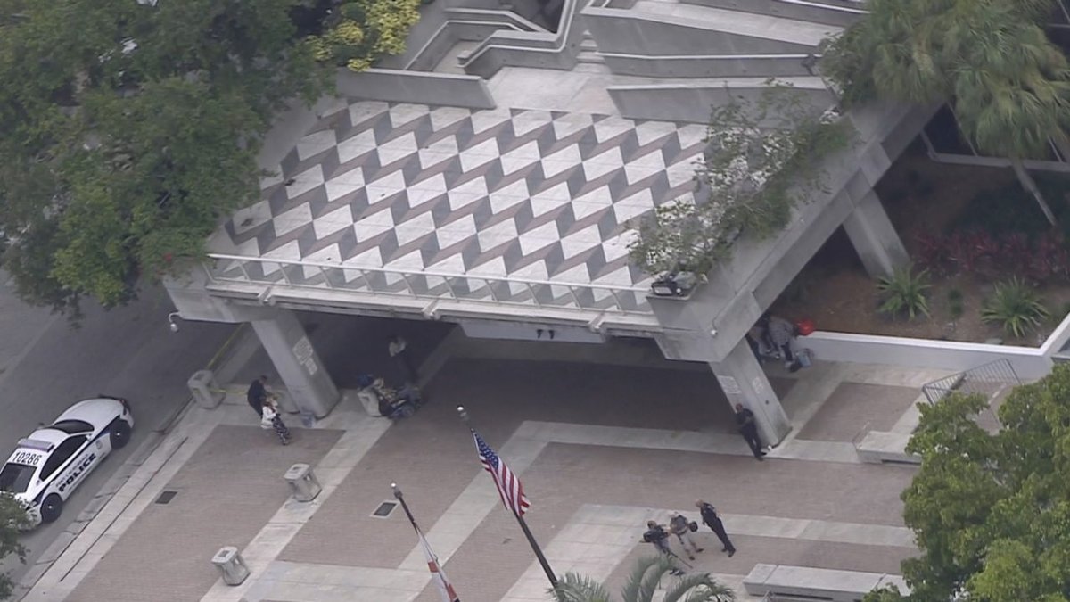 WATCH LIVE Person shot outside main library in downtown Fort Lauderdale bit.ly/2vtjjZ0?utm_so… https://t.co/Md1xGTqxQr