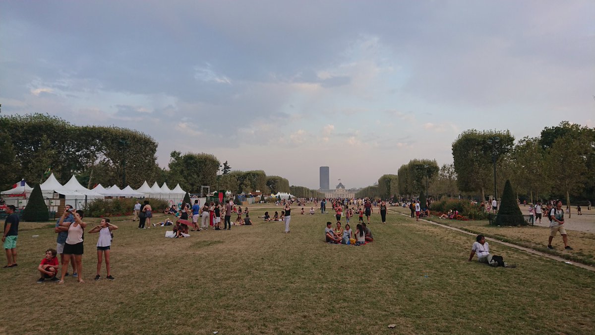 soybeer's tweet photo. (Mostly) Tourists getting ready for the Eiffel lights. I thought there would be more people... https://t.co/96Md5Goem4