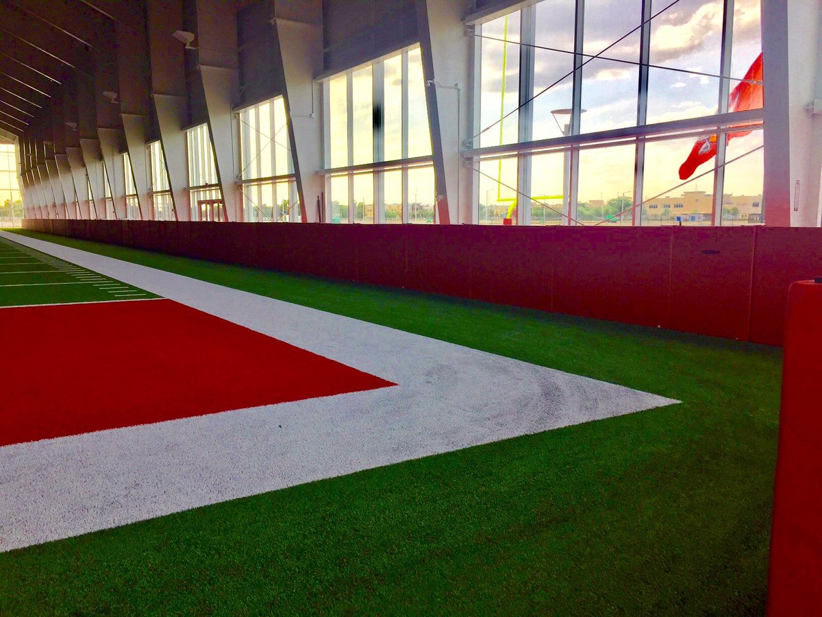 sportresource's tweet photo. The Tampa Bay @Buccaneers Facility is looking extra fresh with their new SRG Dividers and a visit from @HulkHogan! #Bucs #TampaBay #HulkHogan #Sports #Football #Srg #Dividers #Containmentsystem #legends #field #turf #pads https://t.co/urJTtBNzmd