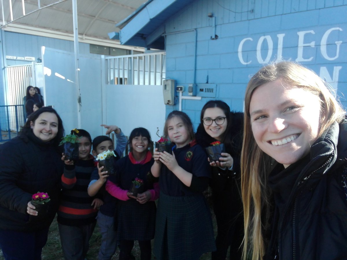 Cerran2Brechas's tweet photo. Nuestras consultoras @MissLolaSch y @franmayanes en el Colegio San Martín de Graneros, junto a su Directora Isabel Toledo y estudiantes 🌷😊, luego de una jornada de monitoreo de su Plan de Mejoramiento Escolar 💪 #PME #Graneros @agenciaeduca https://t.co/Bv7OkLobN3