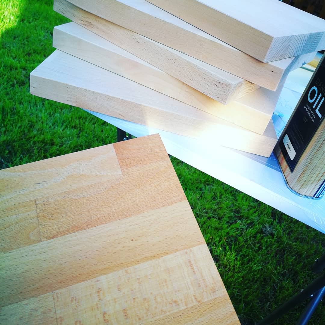 HomeHeartGifts's tweet image. Tonights task...handmade chopping boards with my trusty assistant 😜 message me for details 😊❤️
#solidbeech #solidoak #workingtogether #handmade #choppingboards