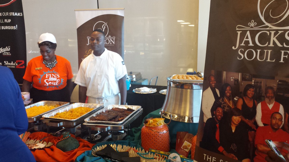 LuisDSung's tweet photo. Now some of the new foods that will be available this season at @HardRockStadium. Here's some of what's available courtesy of @JacksonSoulFood https://t.co/bjyfANcZEP