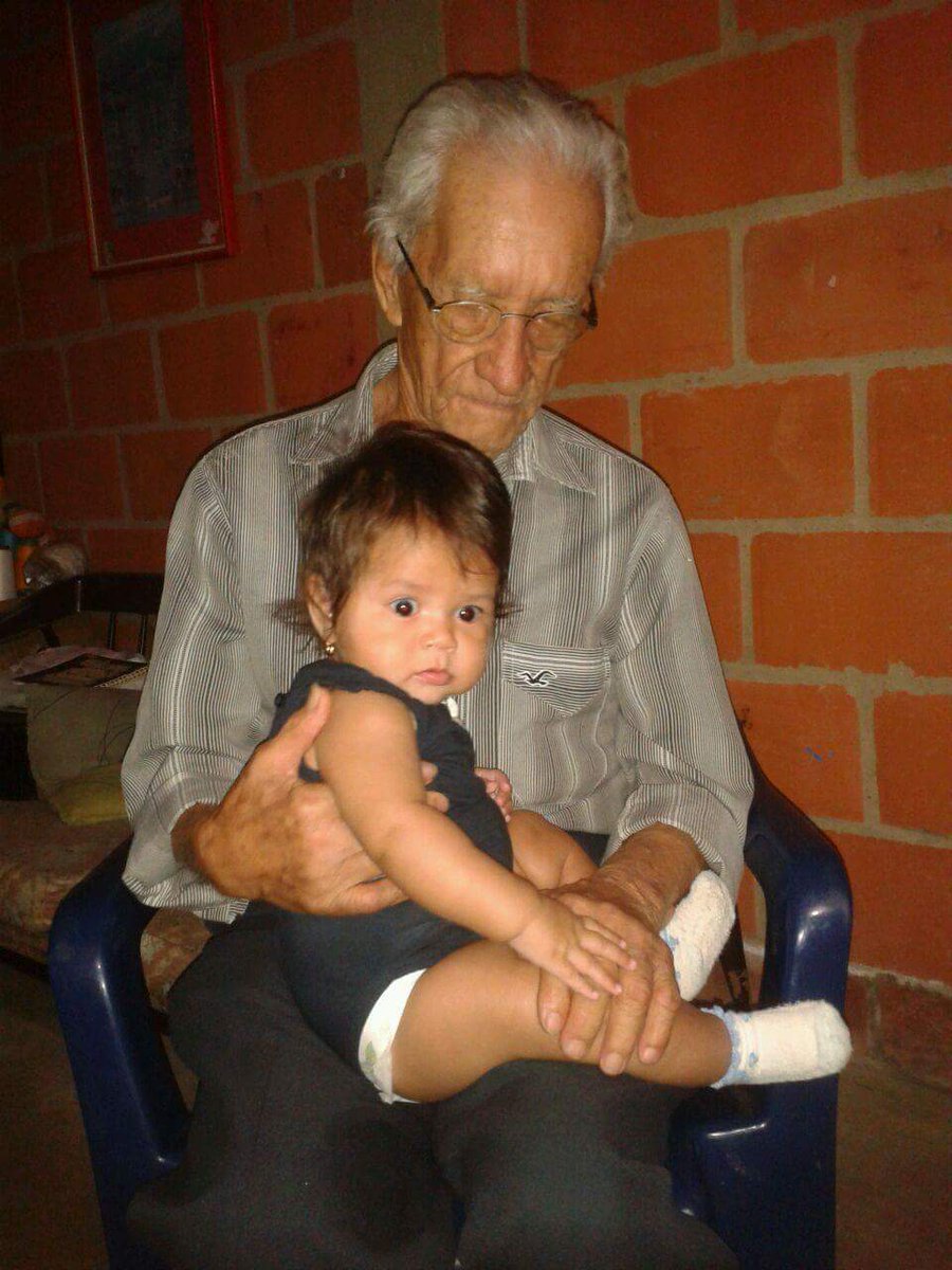 Lusosedi's tweet photo. Yo lo enamoré y me tuvo en sus brazos tanto como fue posible!

#AnibalDíazDíaz #NonitoEnElCielo #SoyLaBurbujita https://t.co/qh9GnVZDsI