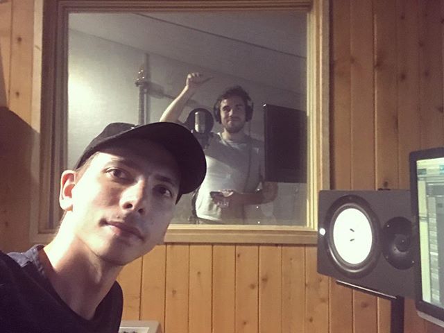 PabloUribeMusic's tweet photo. Ayer grabamos un temazo para @alejorojasp 🎧🤙🏽 #brutal #recordingstudio #grabando #productormusical https://t.co/axUJDODcUY https://t.co/C9aJOfyuGk