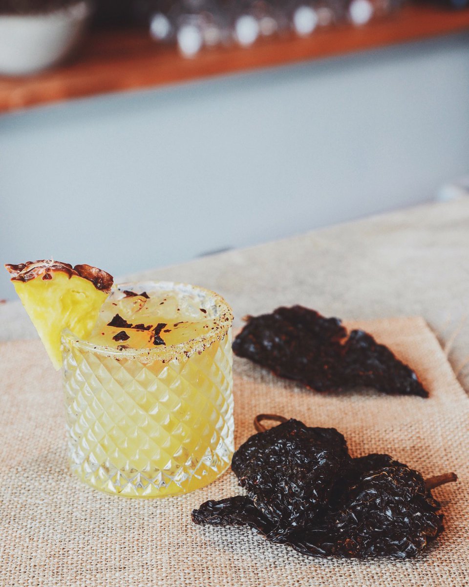 hugosmexkitchen's tweet photo. Our La Hawaiana is made with freshly squeezed #pineapple juice, smoky #mezcal and #chile ancho - the most refreshing summer cocktail! 🍹 🌶 🍍 https://t.co/uknVD1uClm