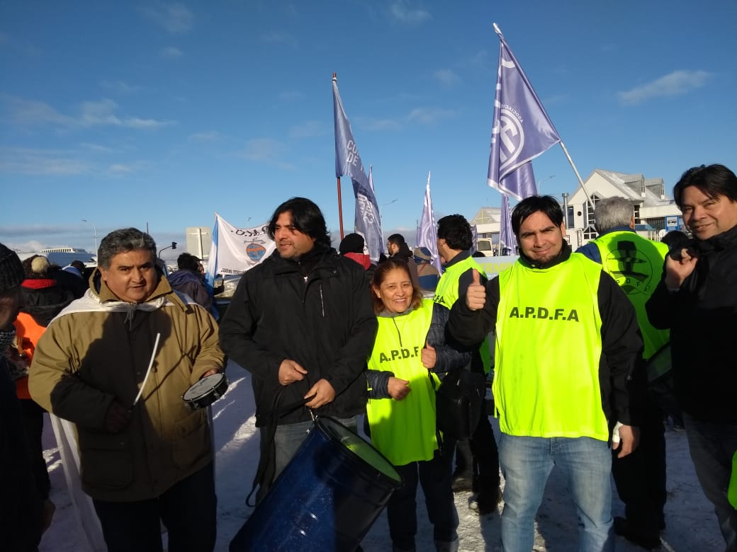 AgrupVyBPuertos's tweet photo. La seccional de Tierra del Fuego @APDFA_TDF marchando por la apertura de paritarias y en defensa de la industria fueguina https://t.co/ZvqQY9to4R