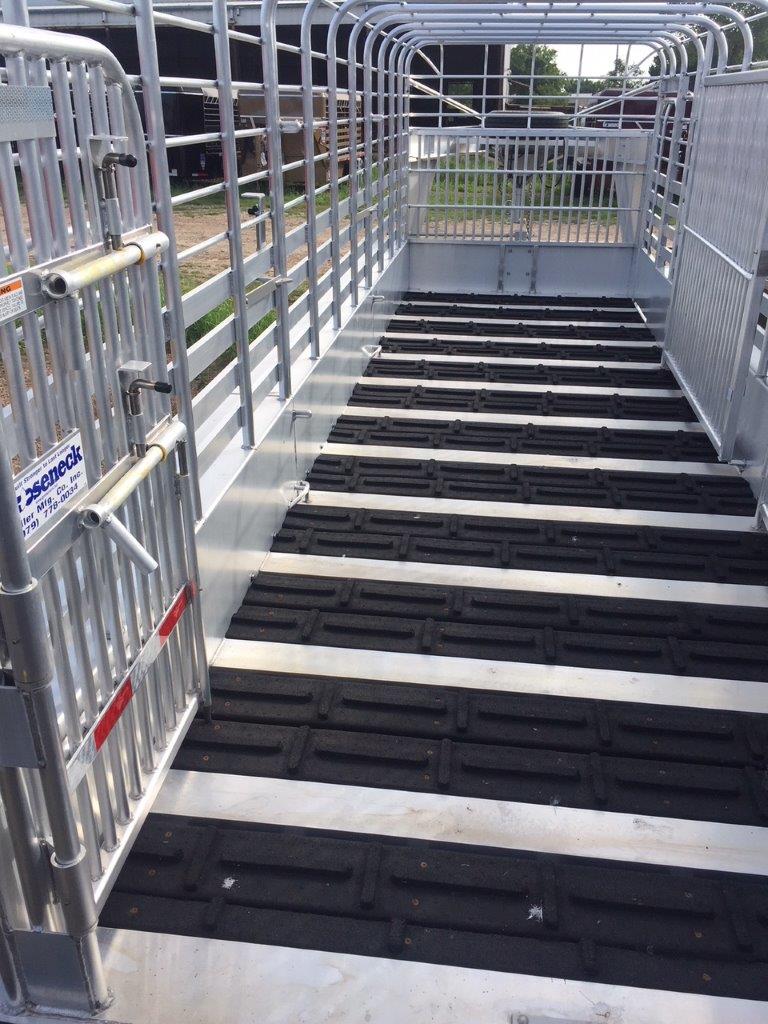 ShelbyFlooring's tweet photo. Gooseneck Trailer Mfg. Bryan Texas Trailers "Built Stronger to Last Longer" uses Shelby Cross Cleat Lug Rubber Livestock Boards in their Stock Trailers.
#Livestock #madeinamerica #Rubberflooring #Cleatboard #Lugboard #Goosenecktrailermfg #Cattle #Workingcowboy #Gooseneck https://t.co/WmFo3lYMaM