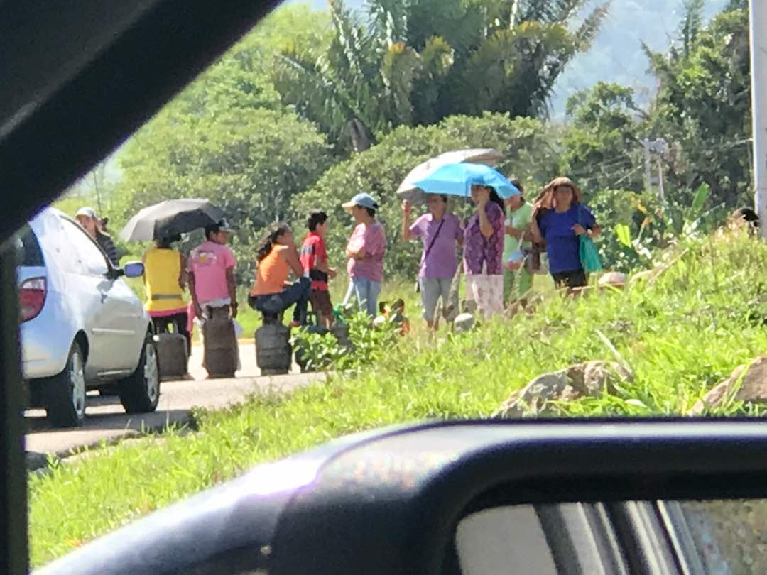 GustavoGandica's tweet photo. Los vecinos del municipio Ayacucho salieron a protestar, no tienen gas desde hace más de tres meses, el régimen les miente todos los días, prometen, prometen y el gas nunca llega. #Tachira #MentirasRevolucionarias https://t.co/YF1GHynczp