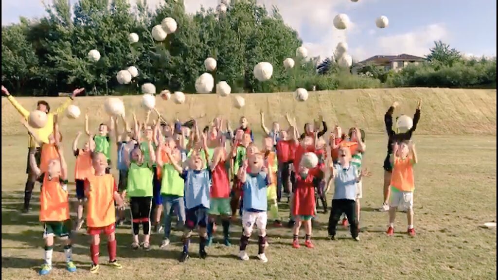 EdiHelpingHands's tweet photo. Take a bow @Currie_FC and #HHvolunteers who tonight delivered the last #Free ⚽️ session for the #kids in #WestEdinburgh 👏🏻👏🏻 over 30 kids receiving quality coaching tonight

#CurrieFC coaches have been nothing short of outstanding with the #Community kids over the 6wks https://t.co/okfGiGq0Bw