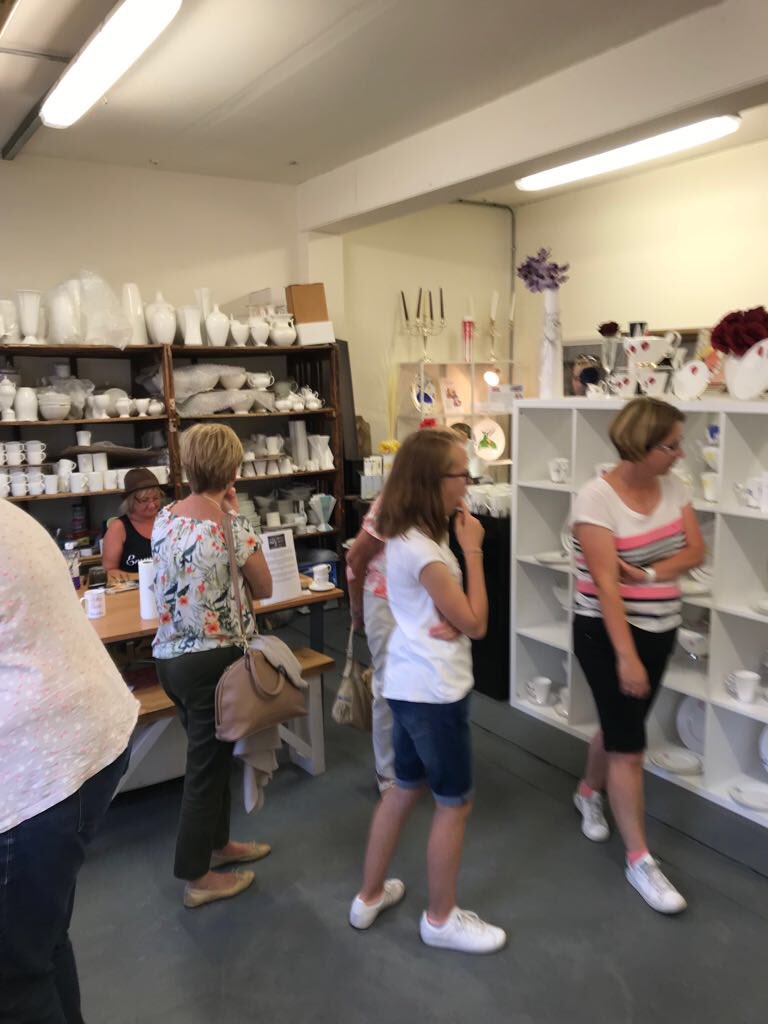 EmmaMayBailey's tweet photo. Visitors are overwhelmed by the Skills we have at @Middleport_Pot , all passing by to see the #weepingwindows #PoppiesTour @VisitStoke #middleportstudios #demonstration #ThePotteries #MadeinStoke , so many interesting conversations of past &amp; present , just fantastic . https://t.co/Rv8671Q8RJ