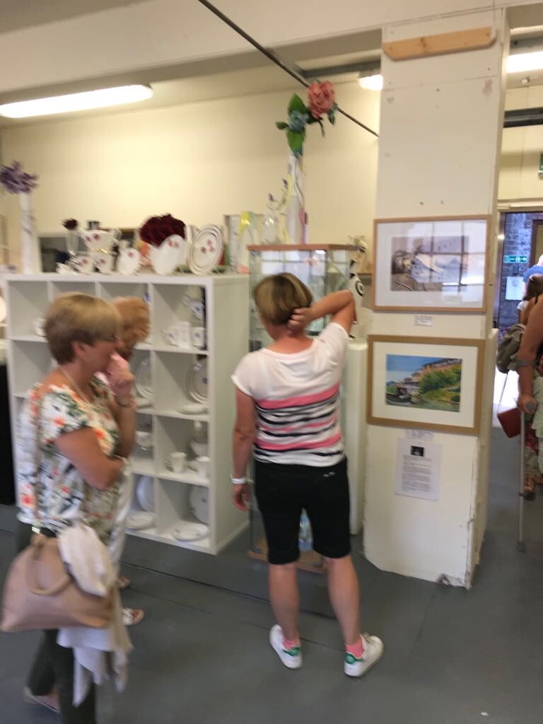 EmmaMayBailey's tweet photo. Visitors are overwhelmed by the Skills we have at @Middleport_Pot , all passing by to see the #weepingwindows #PoppiesTour @VisitStoke #middleportstudios #demonstration #ThePotteries #MadeinStoke , so many interesting conversations of past &amp; present , just fantastic . https://t.co/Rv8671Q8RJ