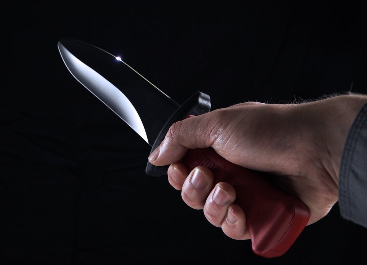 SetcanCorp's tweet image. The #SHOCKNIFE SK-2 delivers a powerful shock upon contact allowing the trainee to recognize both WHERE + WHEN they were exposed during the attack. The shock will even arc through clothing! Unlike marking knives there is no mess to clean up after training. shocknife.com