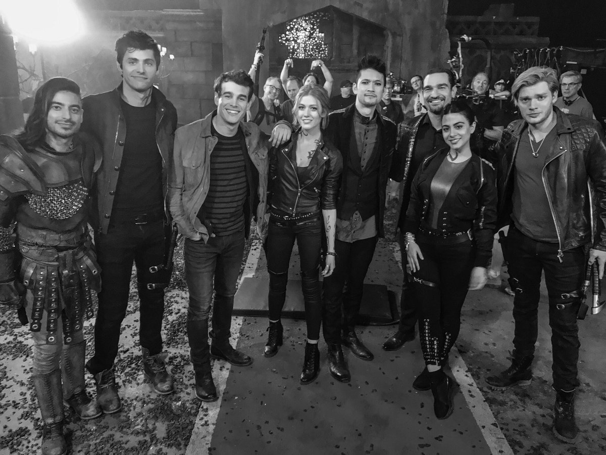 RT this tweet if: 

🔹You’re still fighting
🔸You still have hope
🔹You won’t give up
🔸You live/breathe SH
🔹You love some or all ships
🔸You need SH in your life 
🔹You have faith 

#SaveShadowhunters