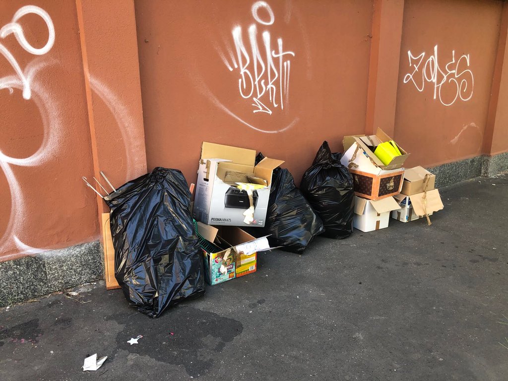 esonotre's tweet photo. Trovare subito una soluzione per questa situazione che si protrae da anni Milano via Rovigo angolo@via Flumendosa  @amsa_spa @AMSA_News @ComuneMI e ripulite i muri sembra una casba vergogna @ComuneMI @RegLombardia @fattoquotidiano @Libero_official @alesallusti @CittaMetroMi https://t.co/dDpvj3xOcQ