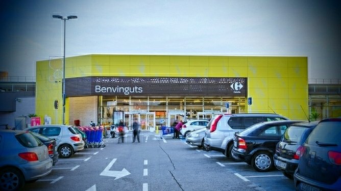 victoria_atenea's tweet photo. "Benvinguts", así recibe el @CarrefourES de Gandía a sus clientes, que por estas fechas son en su mayor parte madrileños, en valenciano ¿Esto quiere decir que SÓLO SON BIENVENIDOS LOS VALENCIANOS  VALENCIANOHABLANTES?
#HablamosEspañol
#Barcelona16S
#CarrefourDiscriminaElEspañol https://t.co/xrZGslKxLK