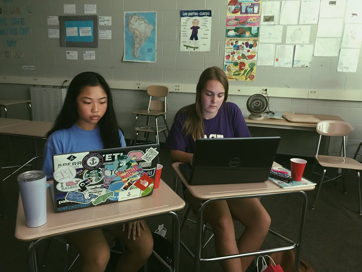 fvhs_shs's tweet photo. our officers working hard for the upcoming year! 🤓🇪🇸 https://t.co/oCldV0mjH4