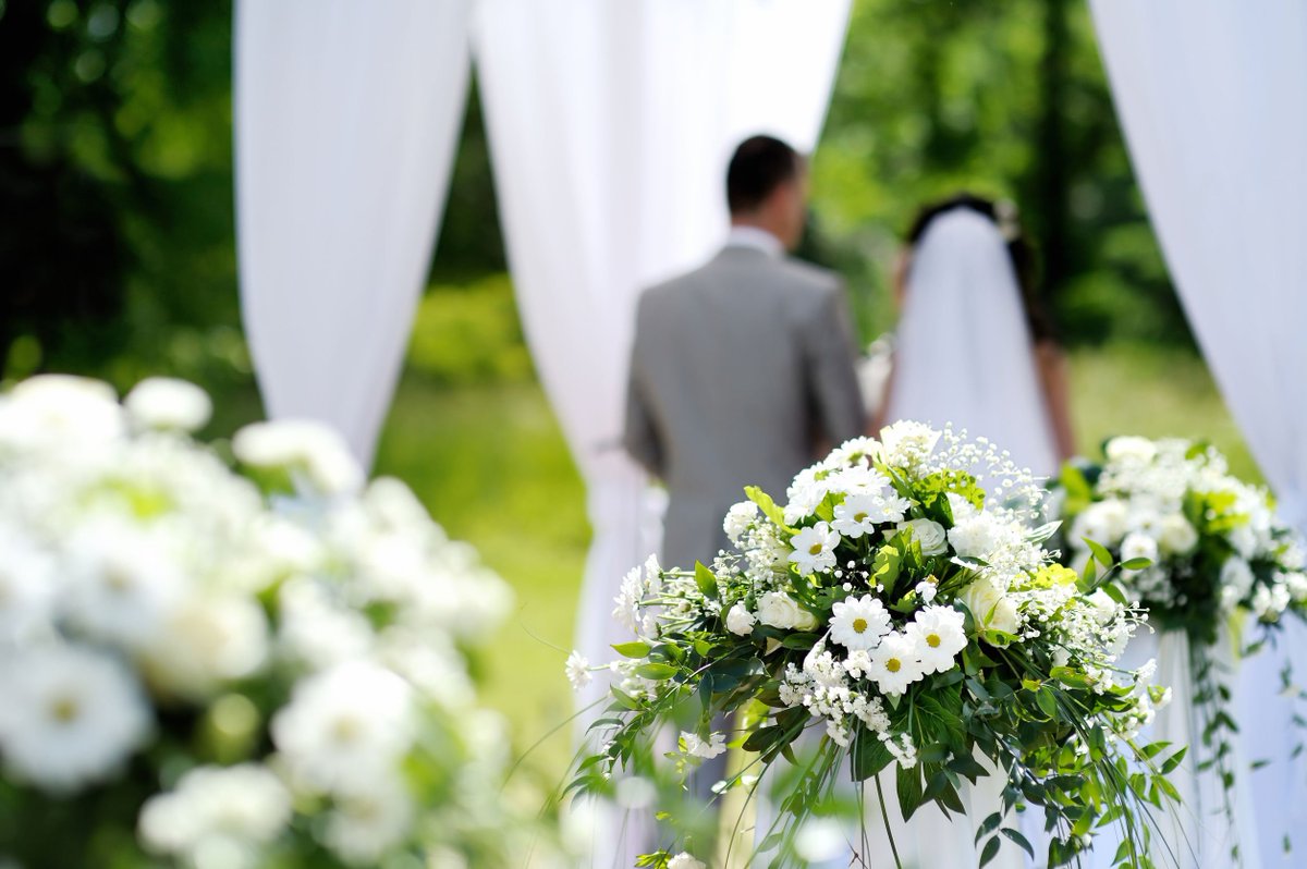 MidwestRentals's tweet photo. Setting a spending limit and sticking to it can be difficult when planning your #DreamWedding! 
Stay within budget with these spending tips from a #WeddingExpert ! https://t.co/qAvPYOUgwt https://t.co/3BxpppdObg