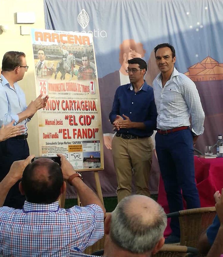Prensa El CID (@infoelcid) on Twitter photo 📆 AGENDA | Esta tarde se ha presentado el cartel de 🔴 Aracena (Huelva) con el maestro <a href="/MJElCid/">Manuel Jesús Cid</a> en el acto 🗓️ 26 de agosto 🕖 7 de la tarde
--
📍 Aracena (Huelva)
⚔️ Andy Cartagena, El Cid y El Fandi
--
#ElToreoProfundo 📆 AGENDA | Esta tarde se ha presentado el cartel de 🔴 Aracena (Huelva) con el maestro <a href="/MJElCid/">Manuel Jesús Cid</a> en el acto 🗓️ 26 de agosto 🕖 7 de la tarde
--
📍 Aracena (Huelva)
⚔️ Andy Cartagena, El Cid y El Fandi
--
#ElToreoProfundo