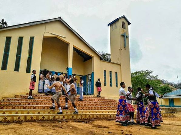 CMMBTweets's tweet photo. This photo comes from our #international #volunteer, Jose, who is serving in #Mutomo, #Kenya. In it, girls are preparing to serve at mass. We can't wait to share more photos and stories from volunteers in the field. #Volunteering #HealthierLivesWorldwide https://t.co/WkIxpkuKQ2