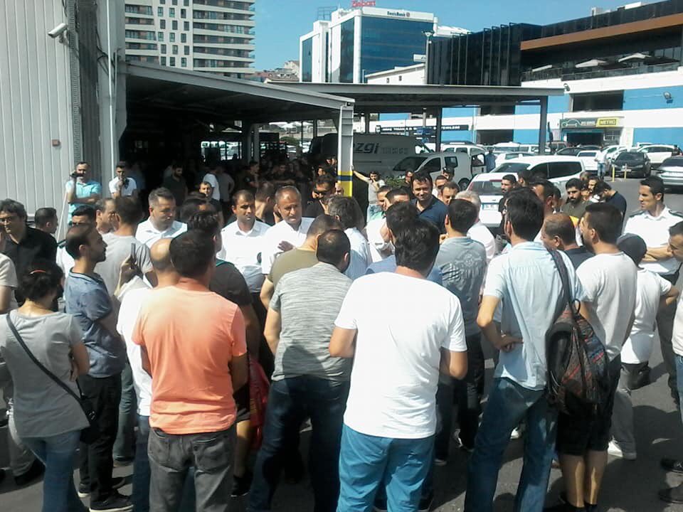 y_lmazbalkese's tweet photo. #ÇetePatladı nakliyat iş sendikamız önderliğinde bugün 212avm mediamarkt kasa kitleme ve güneşli metro AG de alışveriş yapma özgürlüğümüz engellendi baskılara rağmen uyummakro real direnişçileri omuz omuza direnişe devam ediyoruz #realişçilerikazanacak #uyumişçilerikazandı https://t.co/yfenya0mm5