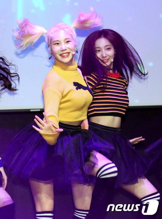 MMLDxYeonHa's tweet photo. I love it when they're doing the same thing in one photo. 😁💞💖

#MOMOLAND #YEONWOO #JOOE #JOOWOO https://t.co/b66T3I1SNa