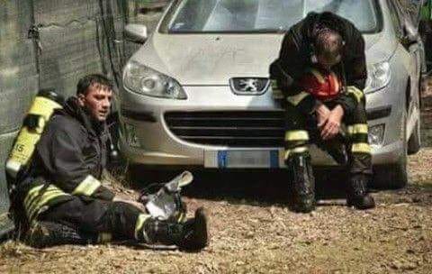 VaniaRusso14's tweet image. Pompieri a #Bologna: «era un inferno». Dio vi benedica per il vostro lavoro.