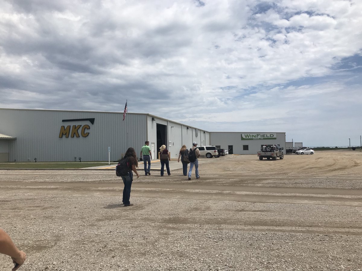globalagventure's tweet photo. 🌟new post alert🌟
-
-
- 
Fun adventures learning about agriculture in Kansas at the Mid Kansas Cooperative! Check out my experience in my latest blog post!

https://t.co/jqGnVQBNhz

#agricultureblogger #travelblog #honestfarming #feedinghumanprogress #agriculture #feedingthe9 https://t.co/eNf2jrki9v
