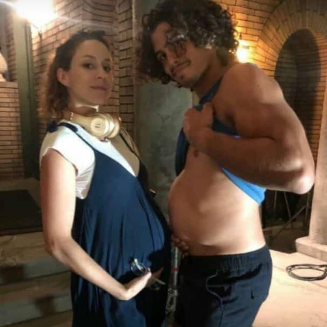 TroianBfr's tweet photo. PHOTO | Troian comparant son ventre à celui de Tommy Martinez sur le tournage de 'Good Trouble'. À noté que'elle y intervient en tant que réalisatrice.
– Congrats @SleepintheGardn &amp; @halfadams 👶🏻 https://t.co/muH1JDqOoJ