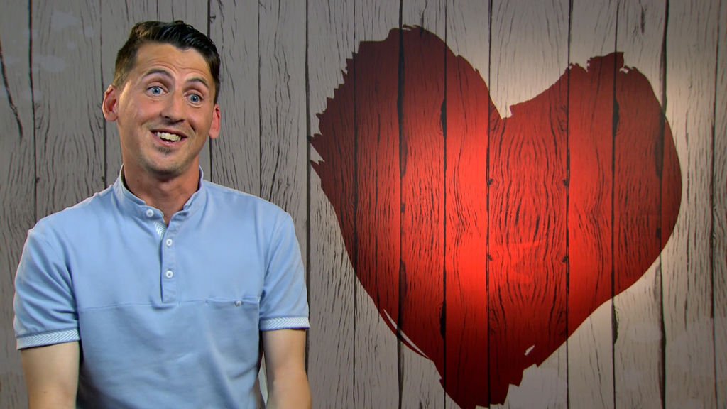 cuatro's tweet photo. ¡Israel no le quita ojo al escote de Charo! #FirstDates700 https://t.co/CeMHEoTbg1 https://t.co/IqJ9JauAmV