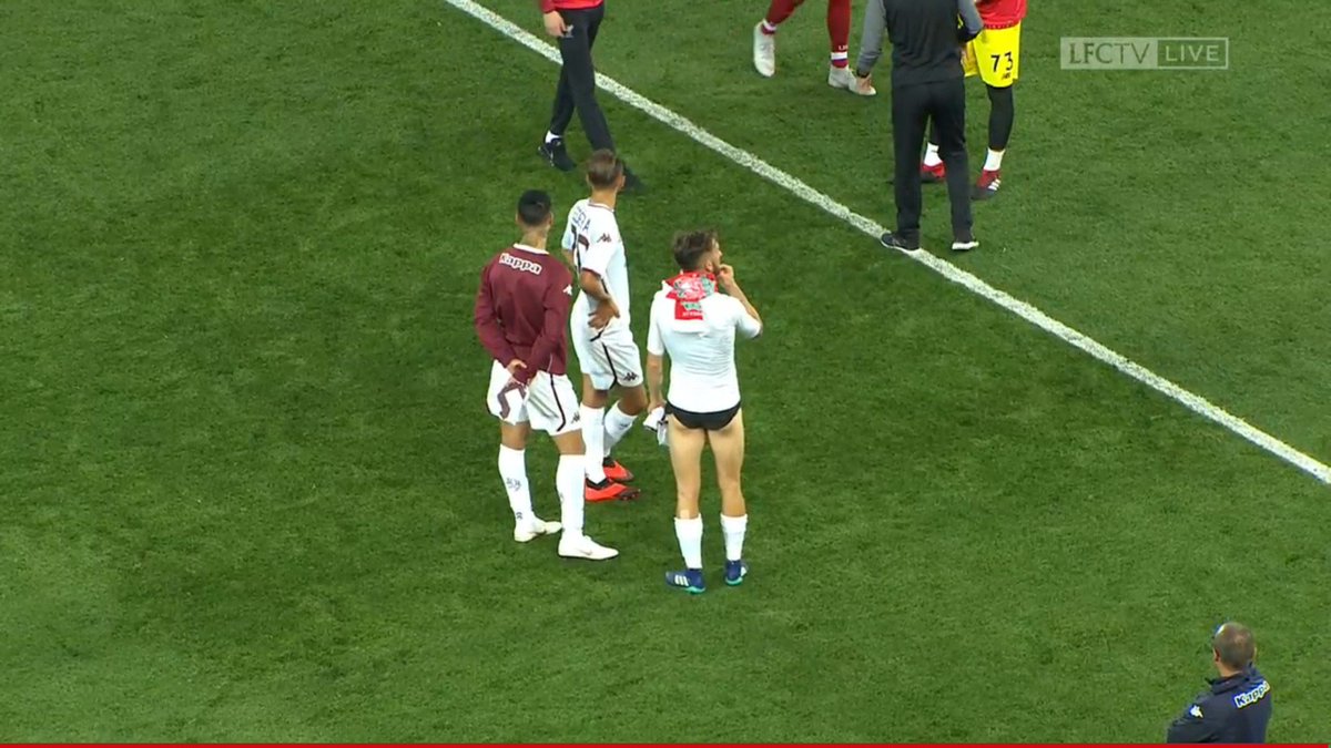vkrysanov's tweet photo. О, кто-то из игроков "Торино" не растерялся и взял себе шарфик. 🧣 #LIVTOR https://t.co/JnzRD3hEeO